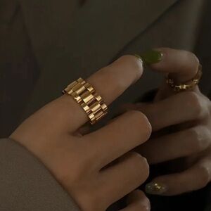 Gold chain link ring Size 8 ✨